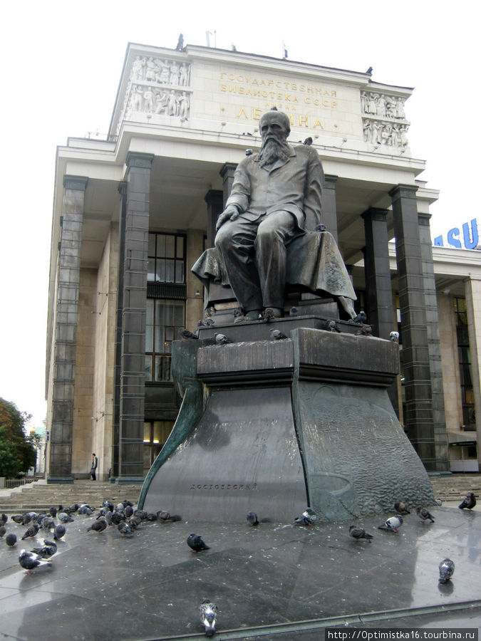 Памятник достоевскому в москве рядом с библиотекой