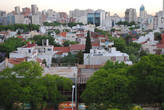 Невысокий зеленый Нуньез зажат между Рио-де-Ла Плата и высотными домами соседнего района