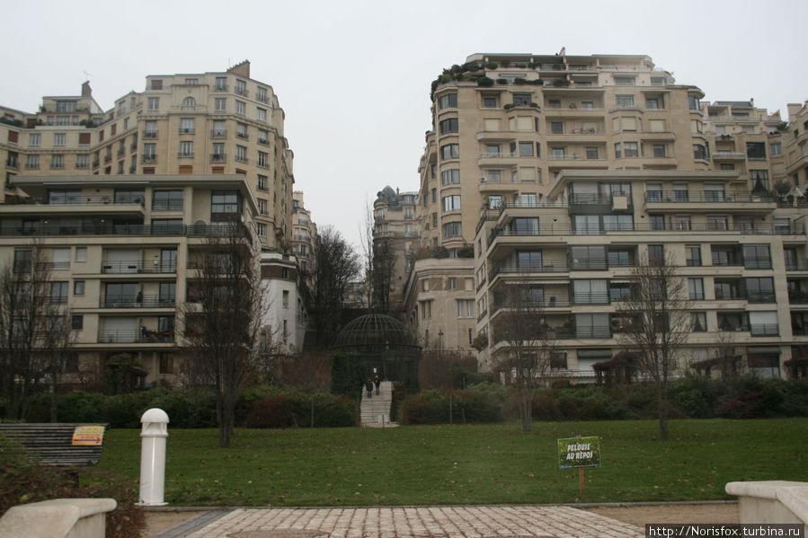 Двор в окружении современных жилых домов, очень понравился мне своим спокойствием, тишиной и уютом. Париж, Франция
