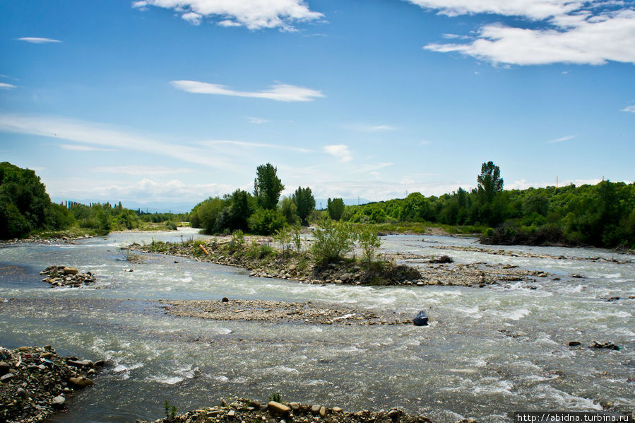 Быстрое течение реки Ксуис, Южная Осетия