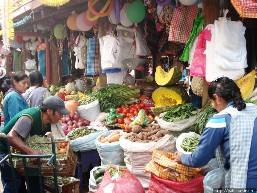 Бурлит рыночная жизнь
Перу, рынок в Куско, февраль 2012 года Перу
