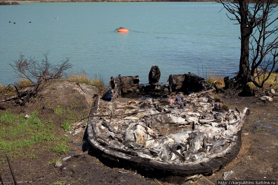 Сгоревшая лодка. Огонь подошёл к самой воде. Национальный парк Торрес-дель-Пайне, Чили