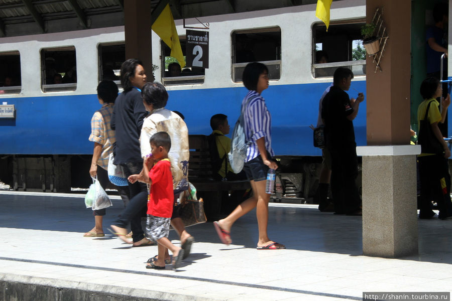 Посадка в поезд Лоп-Бури, Таиланд