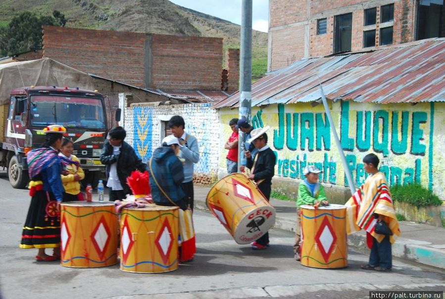 В феврале в Перу время карнавала. Праздник в городке на Альтилано Регион Пуно, Перу