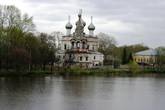 Церковь на той стороне реки Вологда.