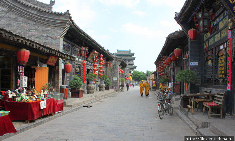Всего в городе четыре основные улицы, восемь переулков и 72 прохода, соединяющих переулки Пинъяо, Китай