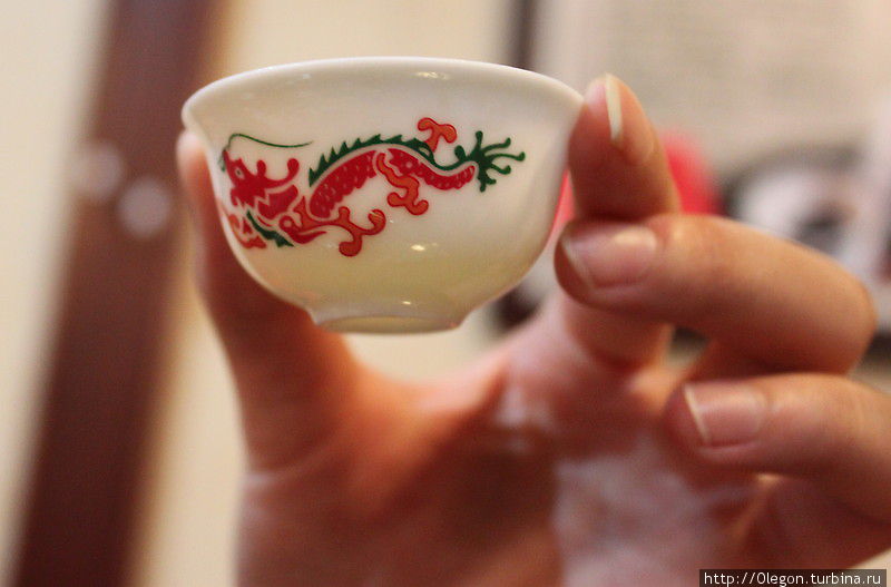 Драконы изображены на чайной пиалушке Китай