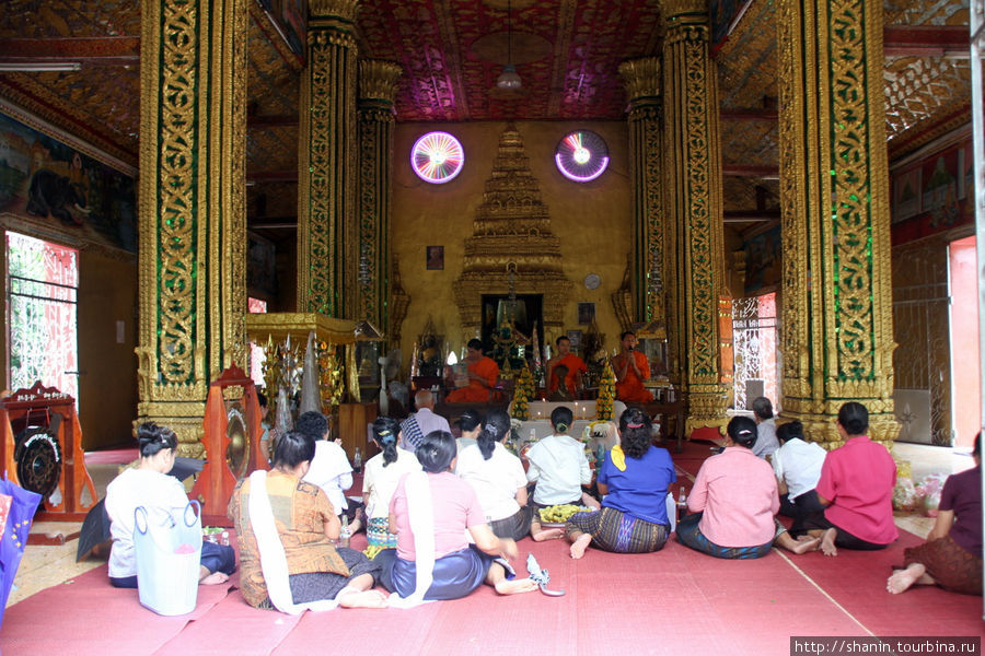 Паломники в храме в монастыре Ват Си Мыанг Вьентьян, Лаос