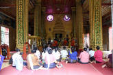 Паломники в храме в монастыре Ват Си Мыанг
