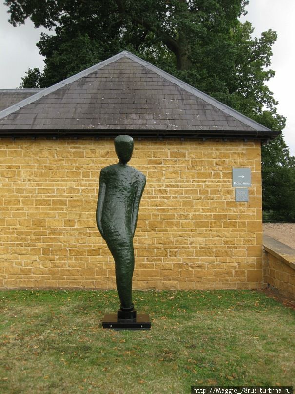 В парке много современных скульптур Нортхемптон, Великобритания