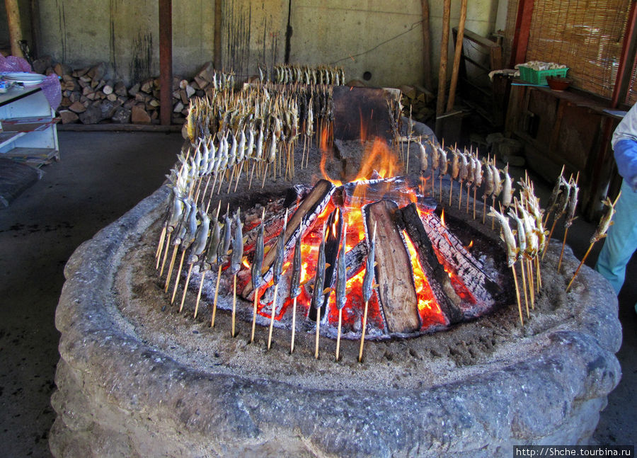 Традиционный способ приготовления айю на открытом огне Эна, Япония