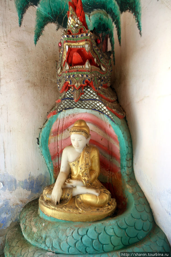 Будда и змей Нага Монива, Мьянма