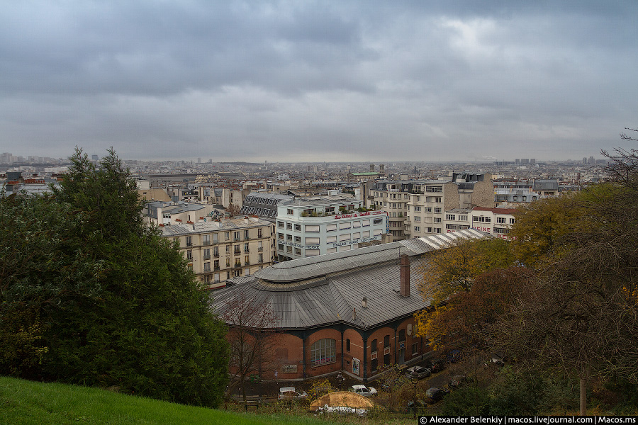 Да, пожалуй, расположение — это самое интересное здесь. Можно посмотреть на остальной город с большого большого холма. Париж, Франция