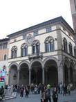 Еще одно здание, при виде которого испытываешь дежа вю — такое же во Флоренции и еще где-то я такое же видел