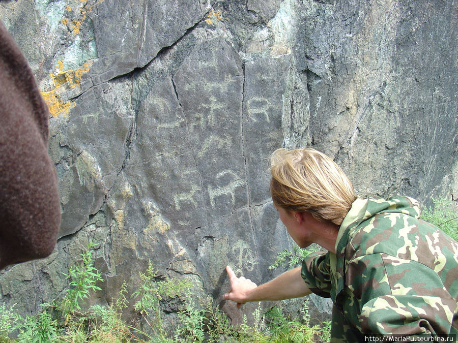 Гид вдохновенно объясняет про петроглифы Республика Алтай, Россия