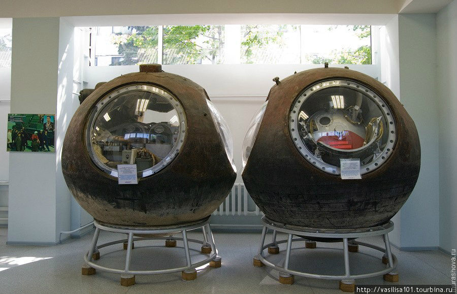 Космические корабли-спутники, в которых на орбиту летали собаки. Слева — второй корабль, на котором 20-21 августа 1960 года летали Белка и Стрелка Королёв, Россия