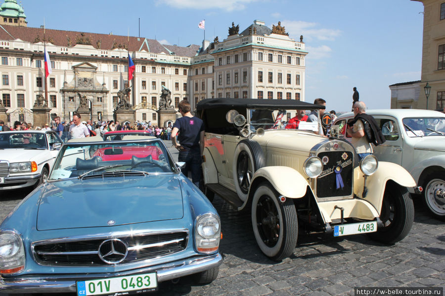 Ретро — автомобили на Градчанской площади. Прага, Чехия