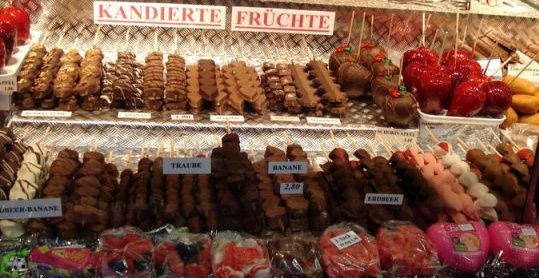 яблоки на палочках политы карамелью и шоколадом, а из фруктов и марципанов сделаны шоколадные шашлычки Вена, Австрия