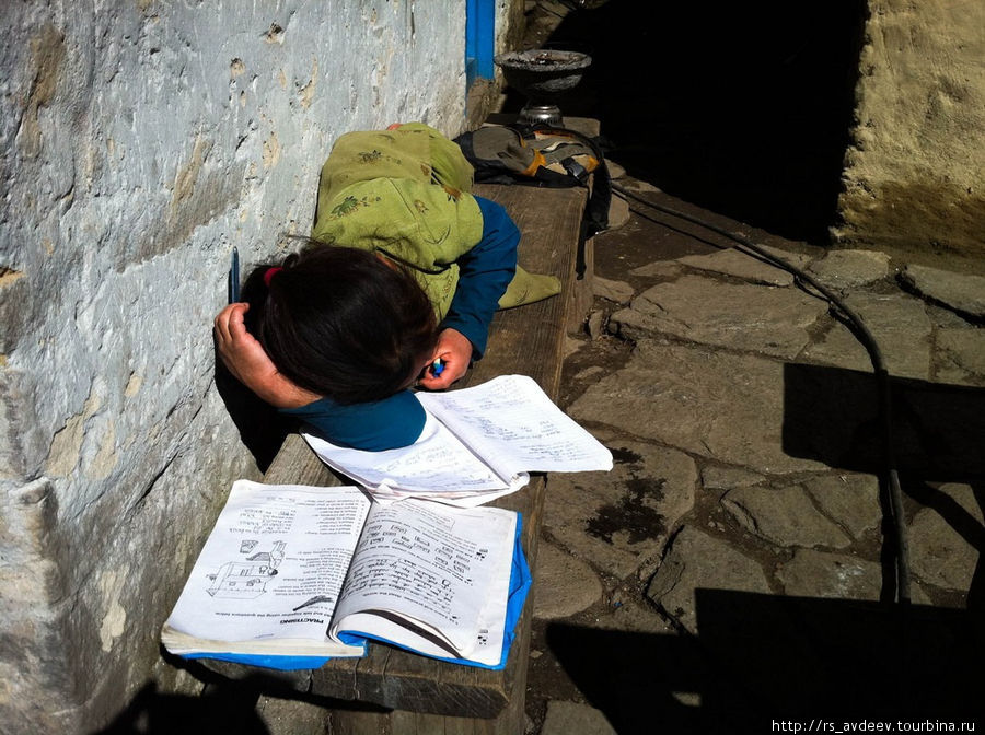 По дороге встречали очень много школ, так что все местные жители очень образованные. Вот девочка например учит английский язык у себя на крыльце) Гора Эверест (8848м), Непал