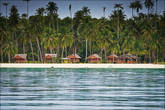 Остров Паламбак расположен в архипелаге Баньяк и имеет окружность около 20 км, и на нем есть только один отель, гарантирующий настоящий VIP-отдых за несколько долларов в сутки. Отель включает в себя 4 двухместных бунгало, построенных в конце 2010 года, а также ресторан с поваром. Отель называется Banyak Island Bungalows, и у него даже есть свой сайт.
