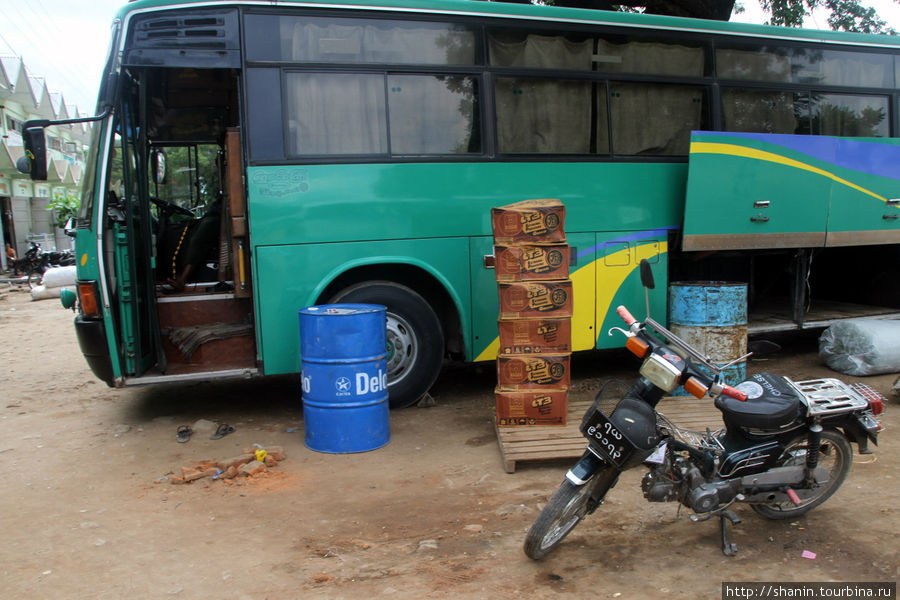 Автобус под погрузкой — не багажом, а товаром Монива, Мьянма