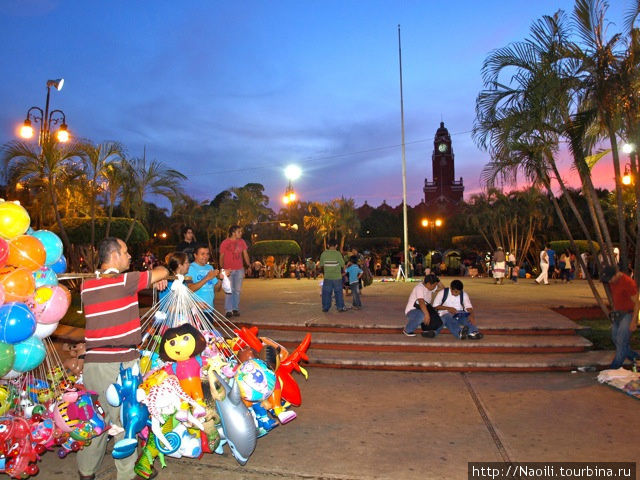 Центральная площадь вечером Мерида, Мексика
