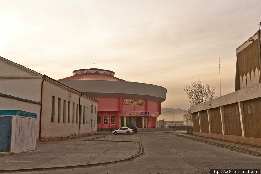 Спорткомплекс недавно построенный Улэгэй, Монголия