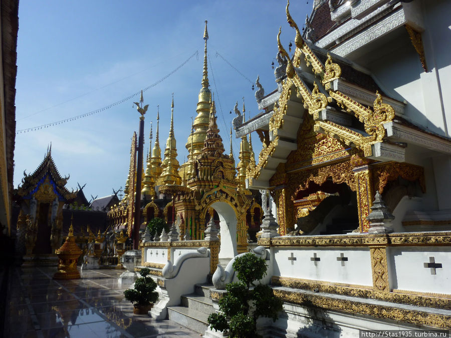 Храм Ват Паттатсухтон Монхон Самахи. Таиланд