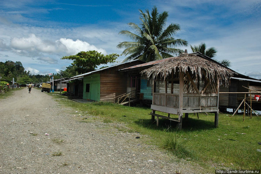 А на другом берегу стоит еще поселок Брумесо. Папуа, Индонезия