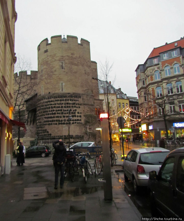 завиднелись ворота города 16 века Eigelstein Torburg Кёльн, Германия
