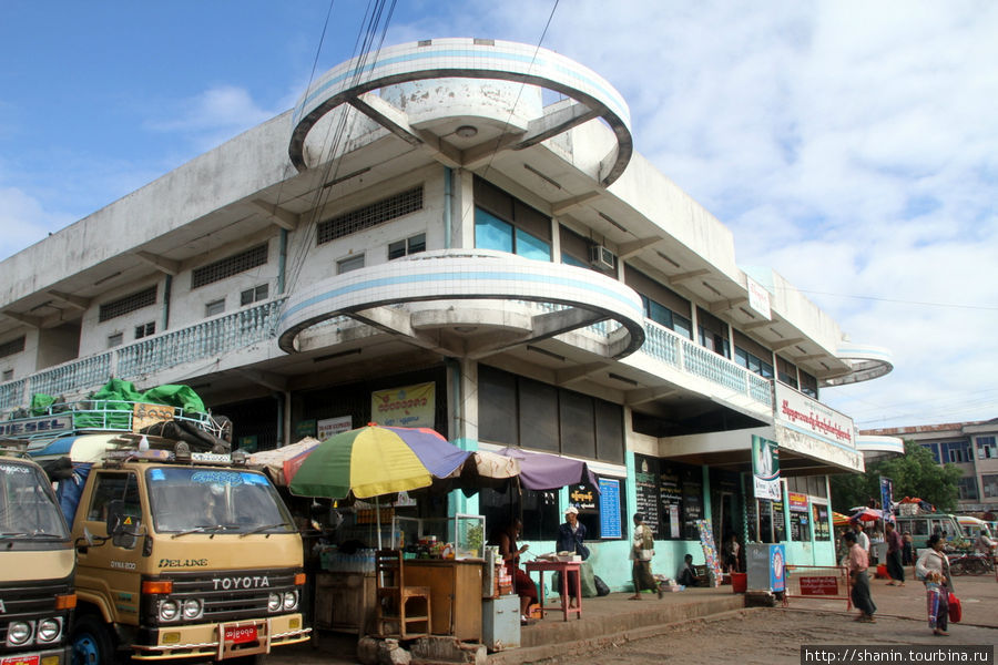 Величественное здание автовокзала Мандалай, Мьянма