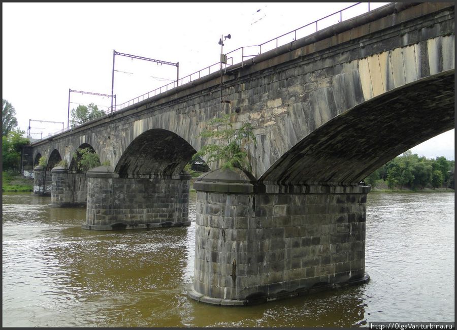 Не уверена, но кажется это Либенский мост, построенный в 1928 году взамен деревянного. Длина нынешнего —  780 метров Прага, Чехия