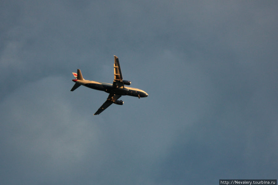 Самолеты летают до неприличия низко :) Эта фотография сделана с набережной. Ницца, Франция