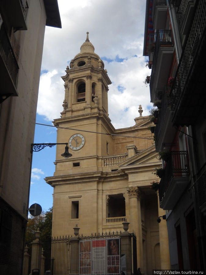 Вид на собор из улочки Памплона, Испания