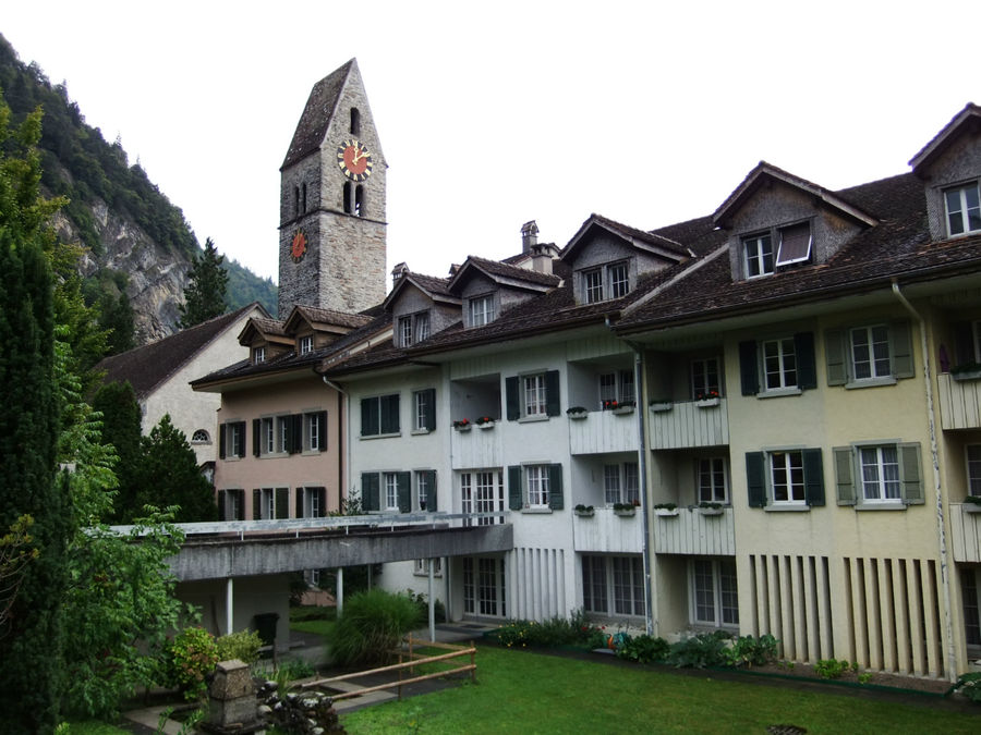 Городская ратуша и церковь весьма скромны по архитектуре Интерлакен, Швейцария
