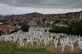 На холме в центре есть огромное кладбище мусульман, погибших во время войн 1992-1995 годов.