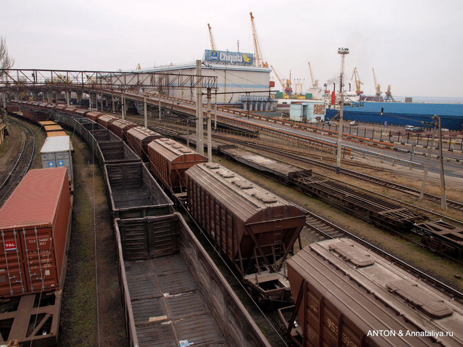Железная дорога с товарняками на морвокзале. Одесса, Украина