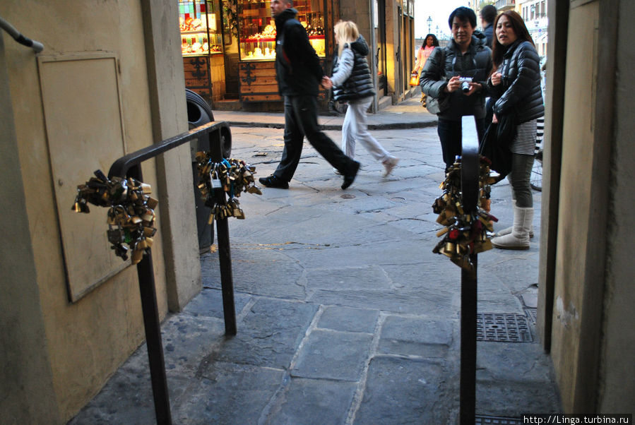 На подступах к мосту местные умельцы торгуют более дешевыми украшениями. Флоренция, Италия