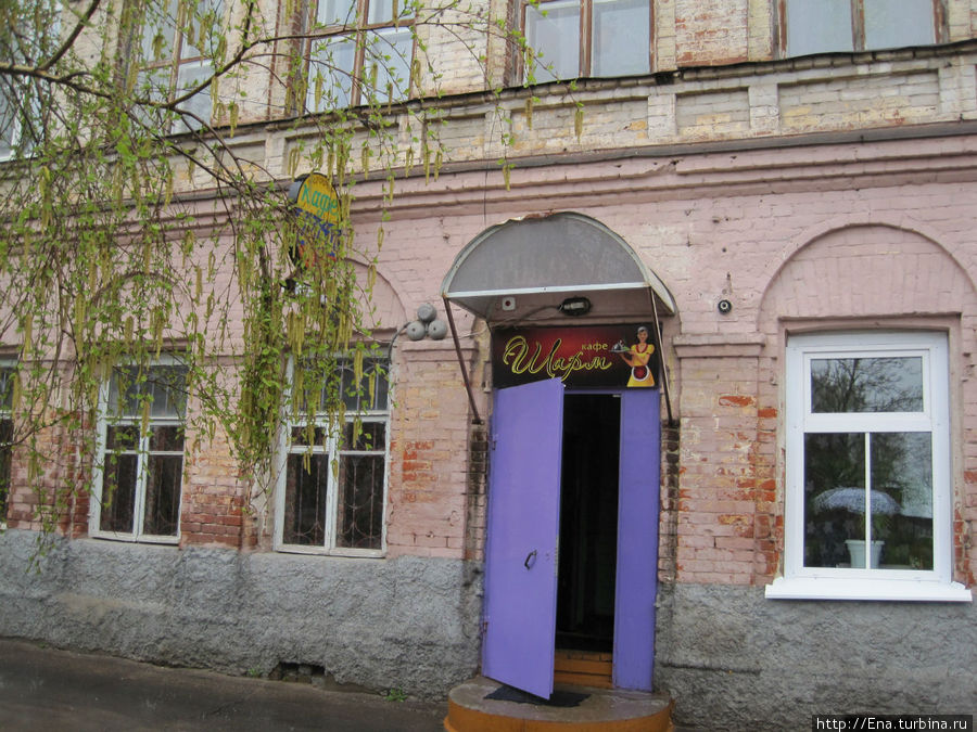 Кафе Шарм — синяя дверца в старинном здании Пошехонье, Россия