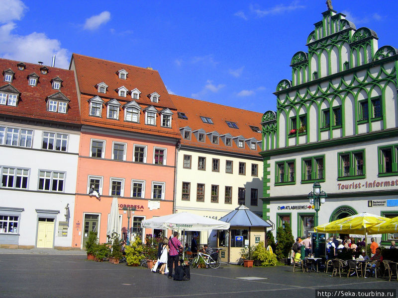 На Рыночной площади. Справа — информационное туристическое бюро Веймар, Германия