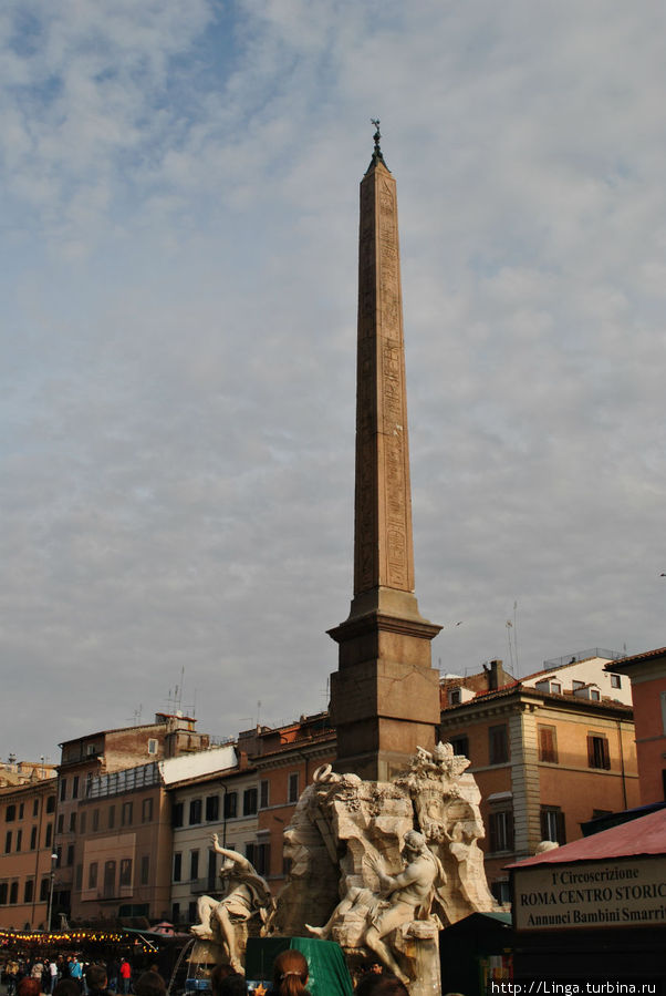 Фонтан 4 рек с обелиском в центре Рим, Италия