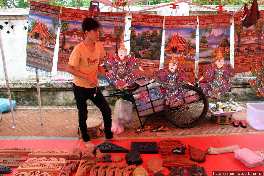 Рынок на центральной улице Луанг-Прабанг, Лаос