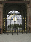Затейливые ворота во двор резиденции татарстанского начальства