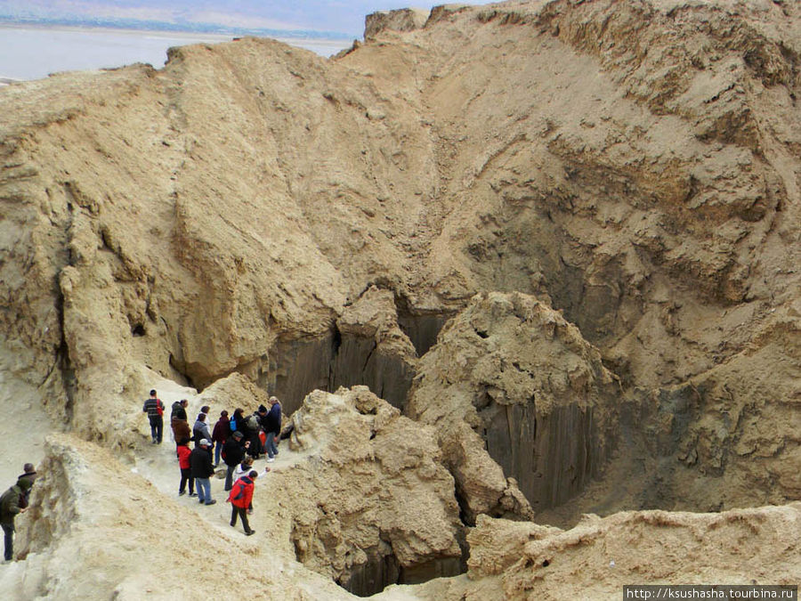 В горе Сдом есть ямы- пещеры, характерные только для этого места. В мире аналогов нет. Мертвое море, Израиль