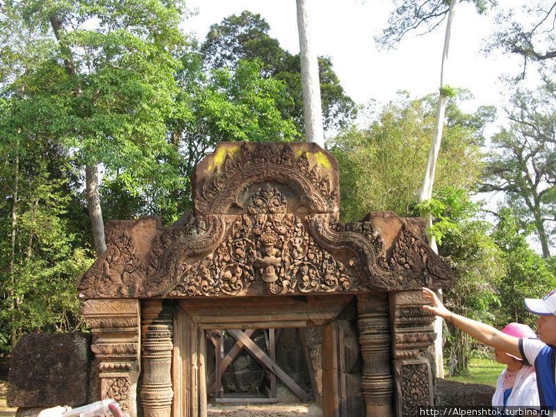 Тот самый барельеф на Бантей Срее, где Нарасимха разрывает демона. Камбоджа