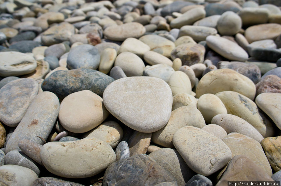 Вот такими симпатичными округлыми камнями разных цветов — белые, розовые, серые, зеленоватые, темно-серые и пр. — усеян пляж Скала Афродиты, Кипр