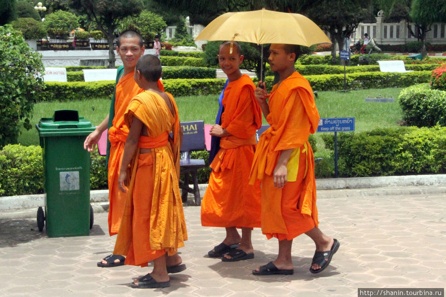 Монахи на прогулке — как при социализме, гуляют парами Вьентьян, Лаос