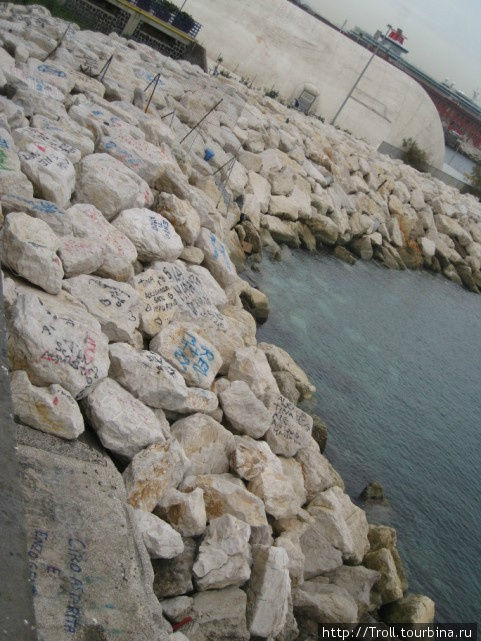 Добропорядочные итальянцы написали все, что думали, на камнях, заняв едва ли не каждый Неаполь, Италия