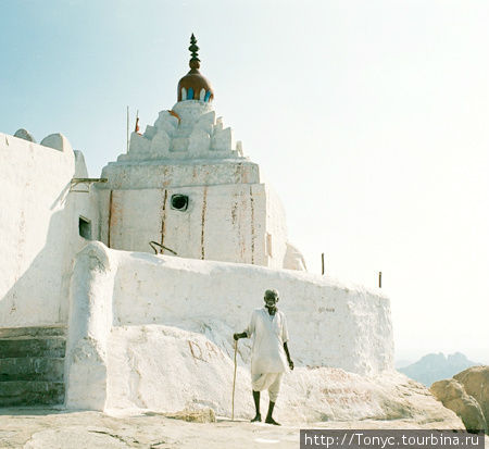Храм Обезьян на горе, этот монах живет тут и заботится о обезьянах. Кормит их и не дает в обиду. Хампи, Индия