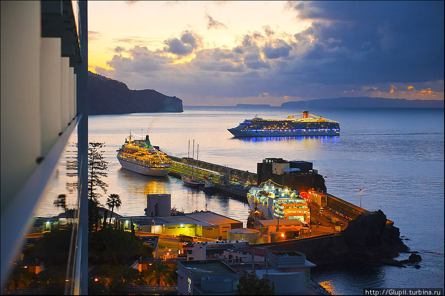 7-20 утра, солнце еще только начинает вставать, а в гавань Фуншала (столицы Мадейры) один за другим заходят круизные лайнеры (вид с балкона в левую сторону). Регион Мадейра, Португалия